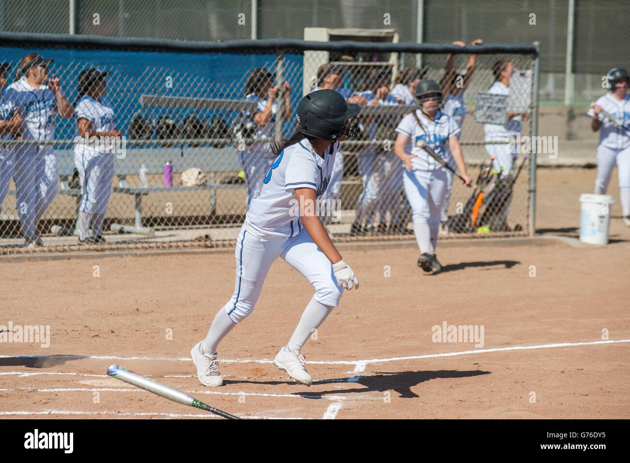 Filipino softball l'abandon de la bat et l'exécution d'abord. Banque D'Images