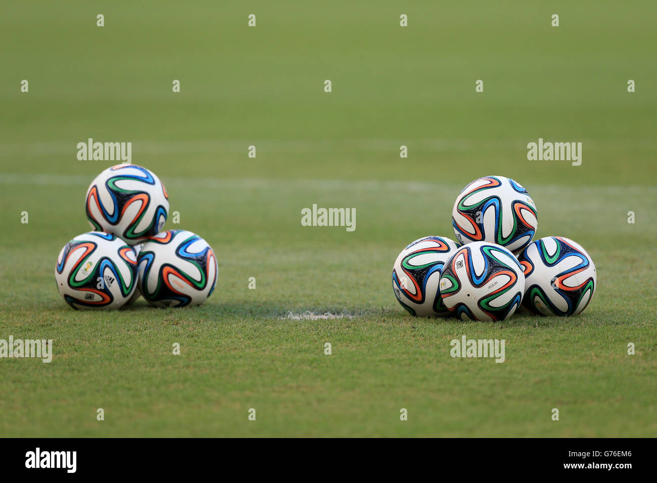 Football - coupe du monde de la FIFA 2014 - Round de 16 - Costa Rica / Grèce - Arena Pernambuco. Balles de match officiel Adidas Brazuca Banque D'Images