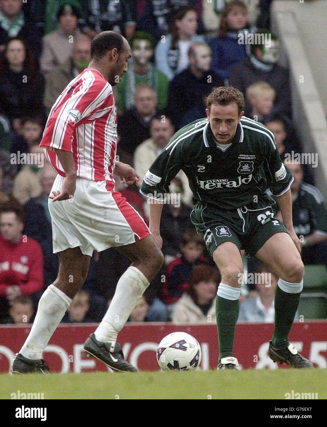 Mark Victory (L) de Cheltenham Town tente de passer devant Blair Sturrock de Plymouth Argyle lors de la victoire de la Nationwide League Division Three de Plymouth en 2-0 au stade Home Park de Plymouth. PAS D'UTILISATION DU SITE WEB DU CLUB OFFICIEUX. Banque D'Images