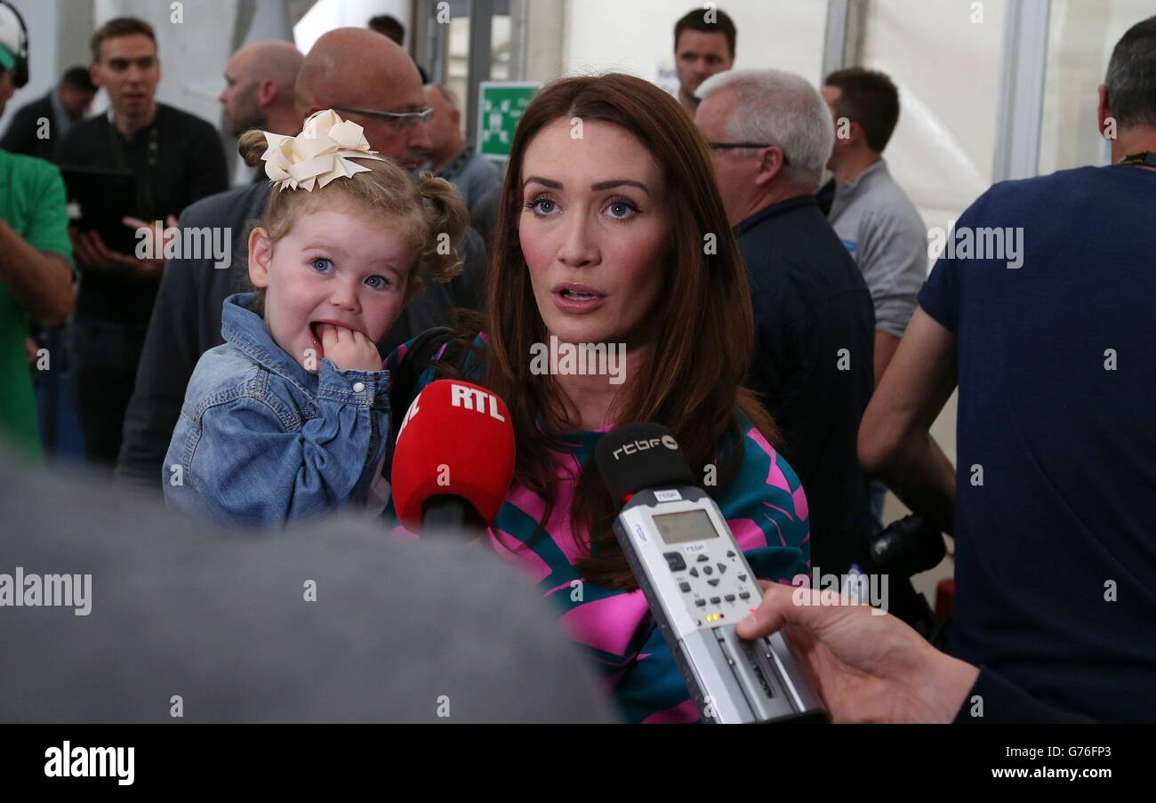 Omega Pharma-Quick Step Cycling's Team Mark Cavendish épouse Peta et fille Delilah Grace lors d'une conférence de presse à Leeds. Banque D'Images