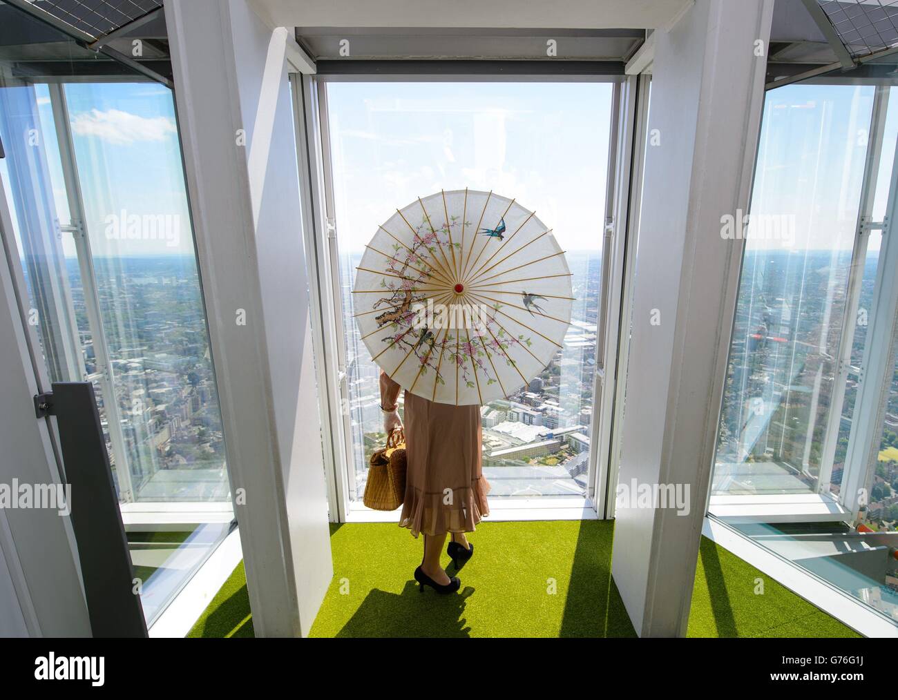 Maureen Schipper regarde la vue depuis la nouvelle pelouse artificielle à la vue depuis le Shard, la terrasse d'observation au sommet du Shard à Londres, qui a été installée dans le cadre de la vue depuis la saison estivale du Shard. Banque D'Images