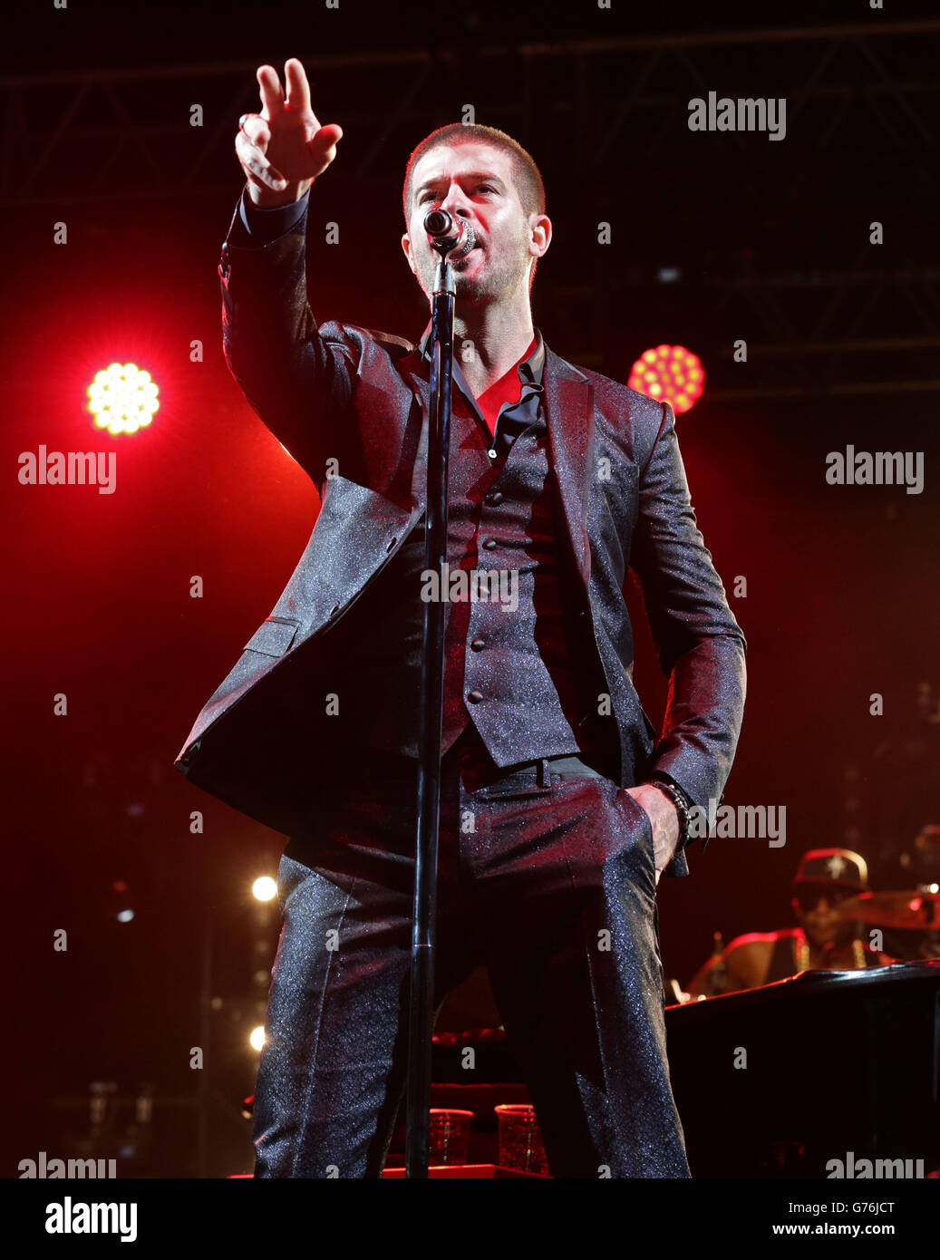 Robin Thicke qui se déroule sur la scène Pepsi Max au Wireless Festival à Finsbury Park, dans le nord de Londres. Banque D'Images