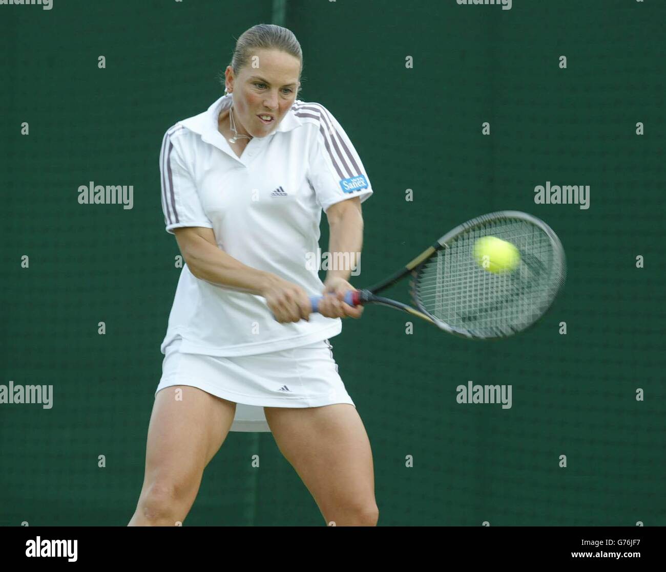 La joueuse britannique de tennis Lucie Ahl en action contre l'américain Megann Shaughessy sur le court 4 à Wimbledon le premier jour des Championnats. Banque D'Images