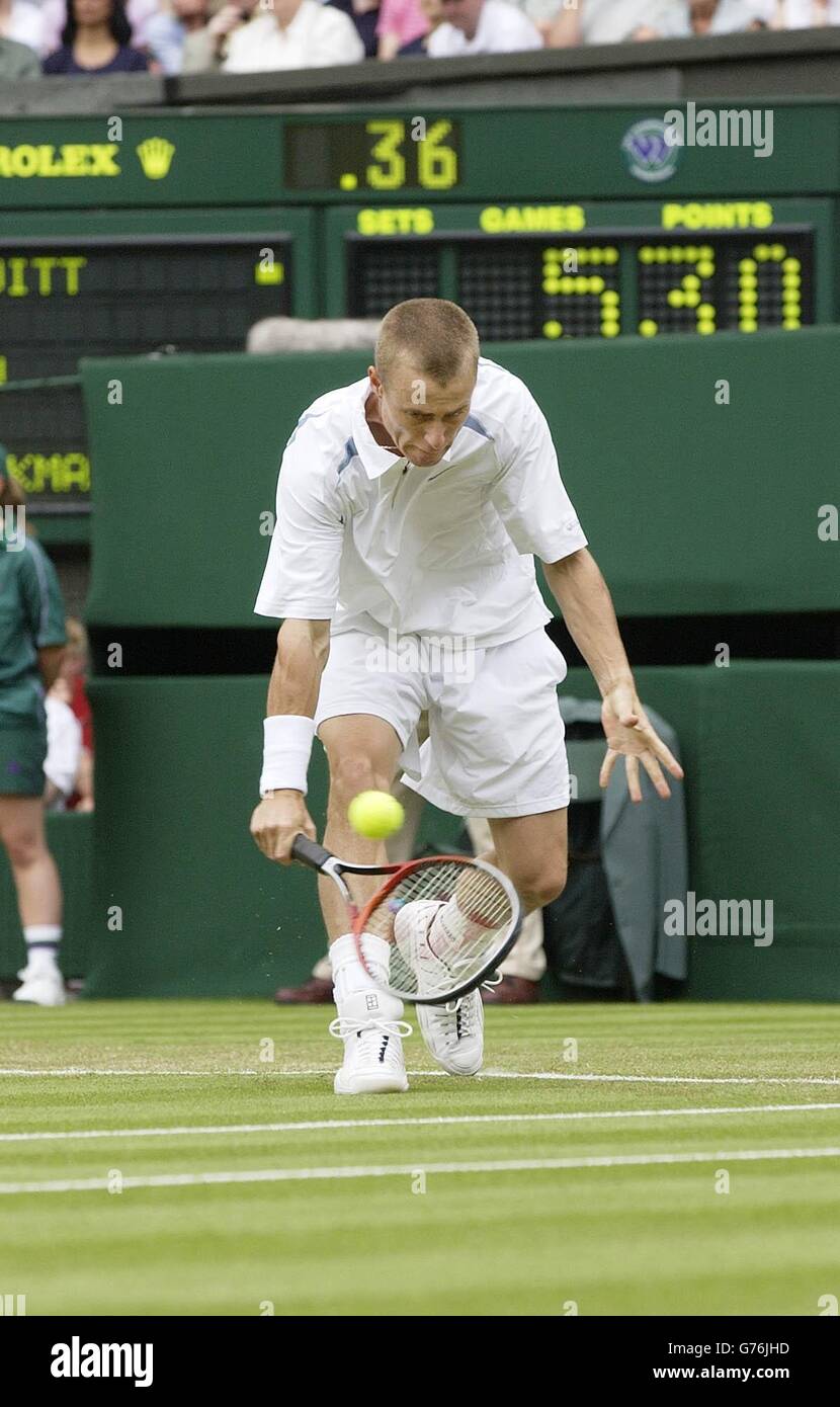 , PAS D'UTILISATION COMMERCIALE : Lleyton Hewitt australien, la semence numéro un des hommes en action contre Jonas Bjorkman de Suède à Wimbledon. Banque D'Images