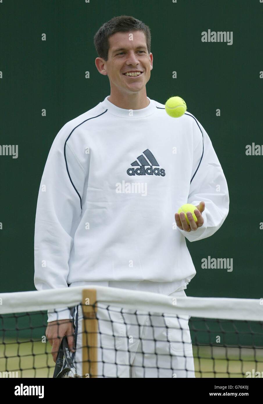 Tim Henman, la première star du tennis britannique, est détendu lorsqu'il s'exerce avant son match sur le court du centre de Wimbledon contre l'australien Scott Draper. Banque D'Images