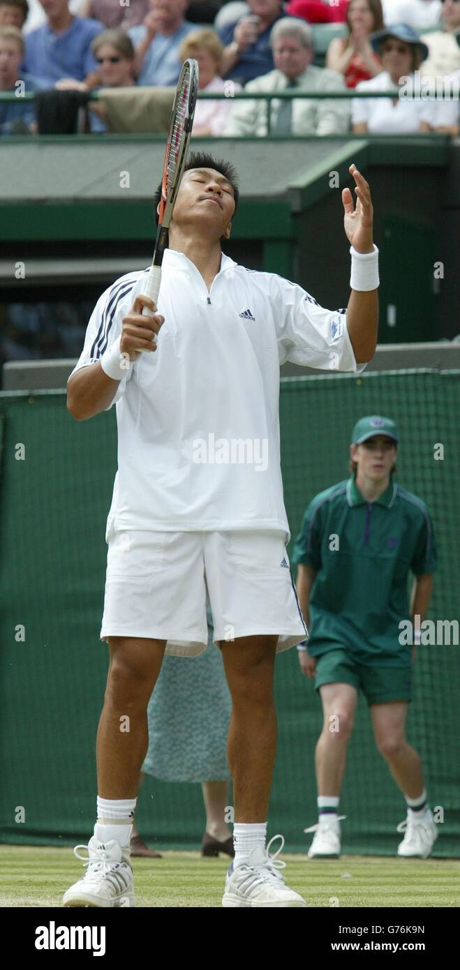 UTILISATION ÉDITORIALE UNIQUEMENT, AUCUNE UTILISATION COMMERCIALE.Paradorn Srichaphan, originaire de Thaïlande, se défait alors qu'il perd en titre l'ancien champion Richard Krajicek des pays-Bas sur le court One lors des championnats du All England Lawn tennis Club à Wimbledon.Krajicek triompha sur le jeune thaïlandais en jeux droits, 7:6/6:4/6:2. Banque D'Images