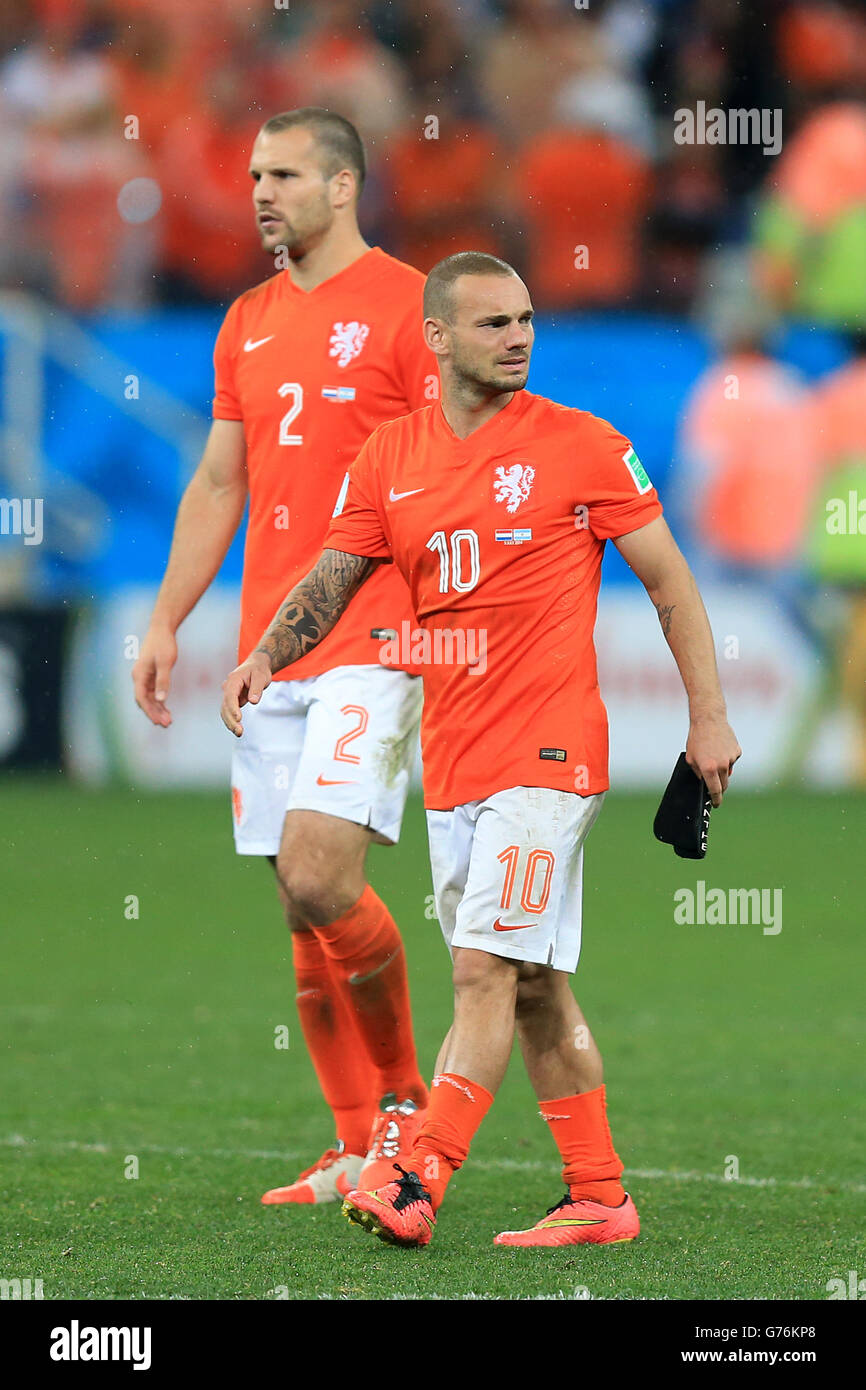 Aux pays-Bas, Wesley Sneijder et Ron Vlaar (à gauche) se sont déprimés après avoir perdu la demi-finale de la coupe du monde de la FIFA à l'Arena de Sao Paulo, Sao Paulo, Brésil. Banque D'Images