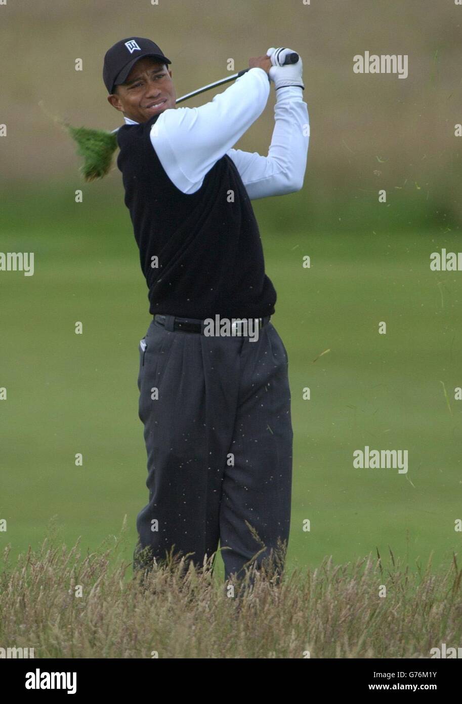 Le Tiger Woods des États-Unis joue hors de l'ébauche sur le 10ème trou, lors de la première partie du 131ème Open Championship, Muirfield, Écosse. Banque D'Images