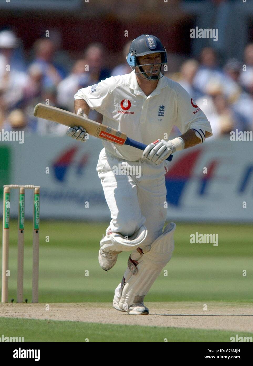 Nasser Hussain, skipper d'Angleterre, part courir, le premier jour du match de Npower test contre l'Inde à Lord's, Londres. Banque D'Images