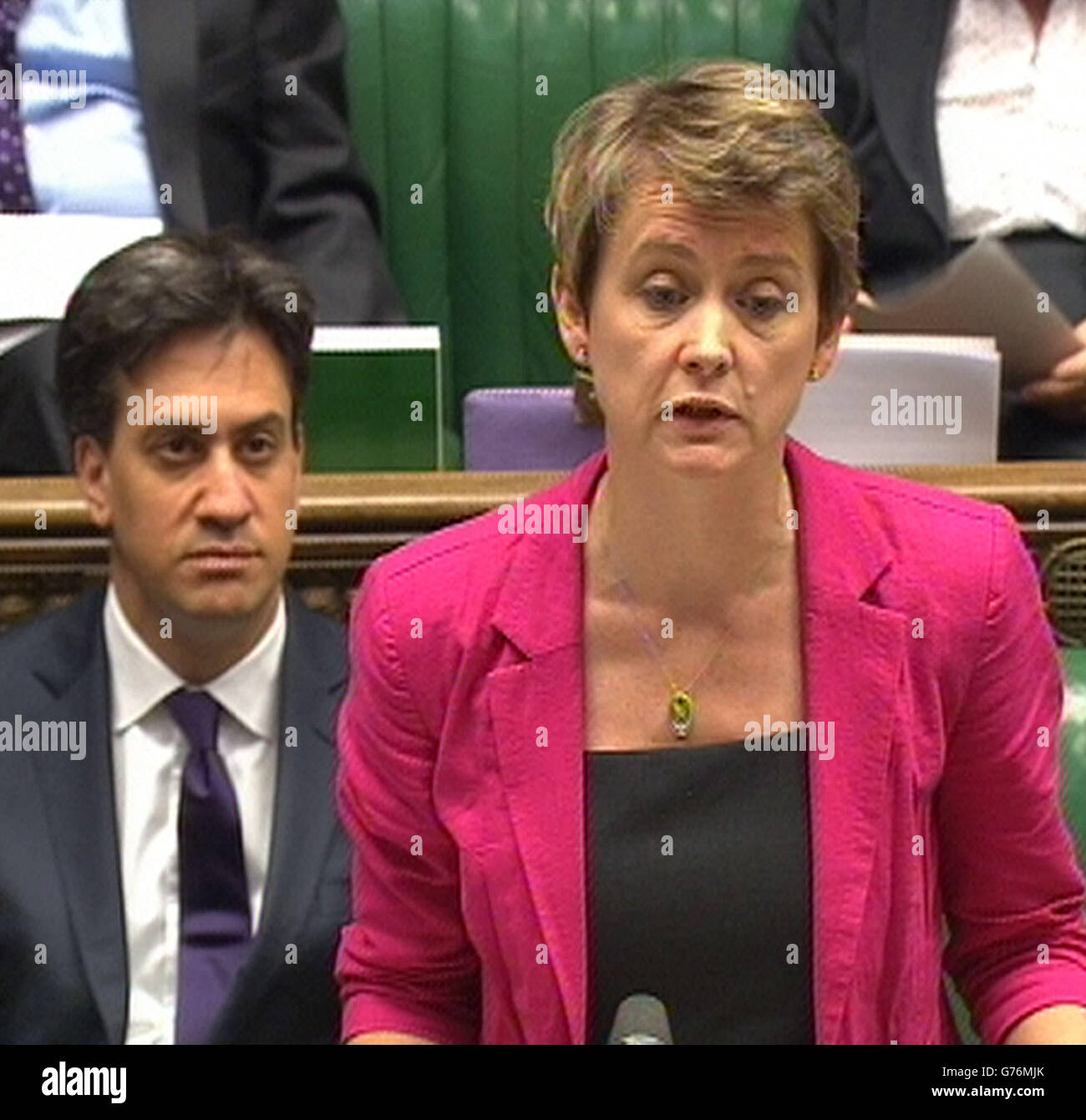 la secrétaire de Shadow Home Yvette Cooper s'exprime à la Chambre des communes, à Londres, après que le Premier ministre David Cameron ait insisté pour que le gouvernement agisse pour assurer la sécurité des gens après que lui et Nick Clegg aient annoncé une législation accélérée pour garantir que la police et les services de sécurité puissent accéder aux données mobiles et Internet. Banque D'Images