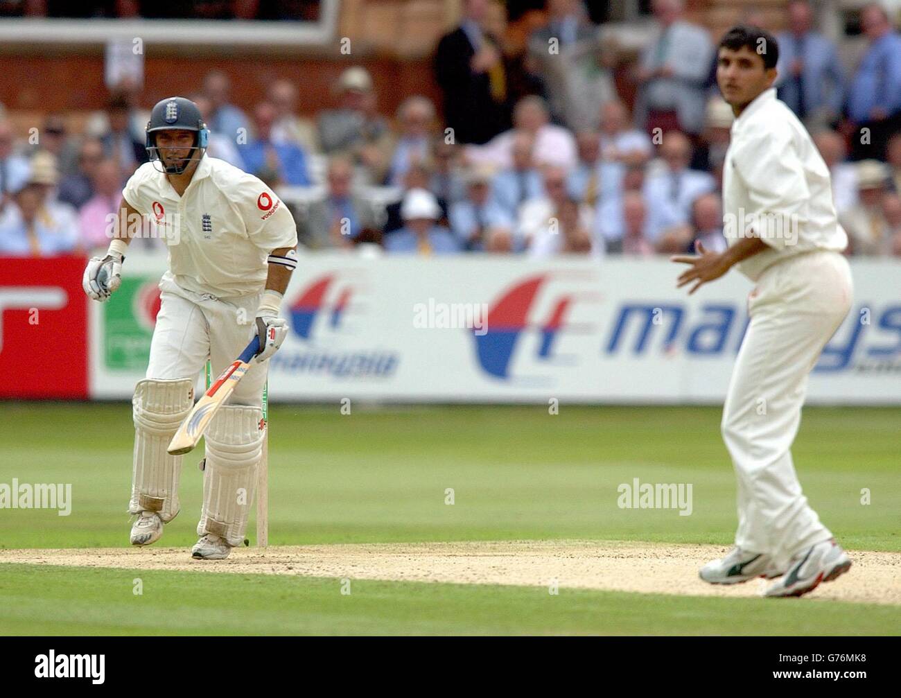 Le skipper d'Angleterre Nasser Hussain (à gauche) observe la tête de balle devant le capitaine indien Sourov Gangouly et sur la frontière pendant le premier jour du match d'essai de Npower à Lord. Banque D'Images