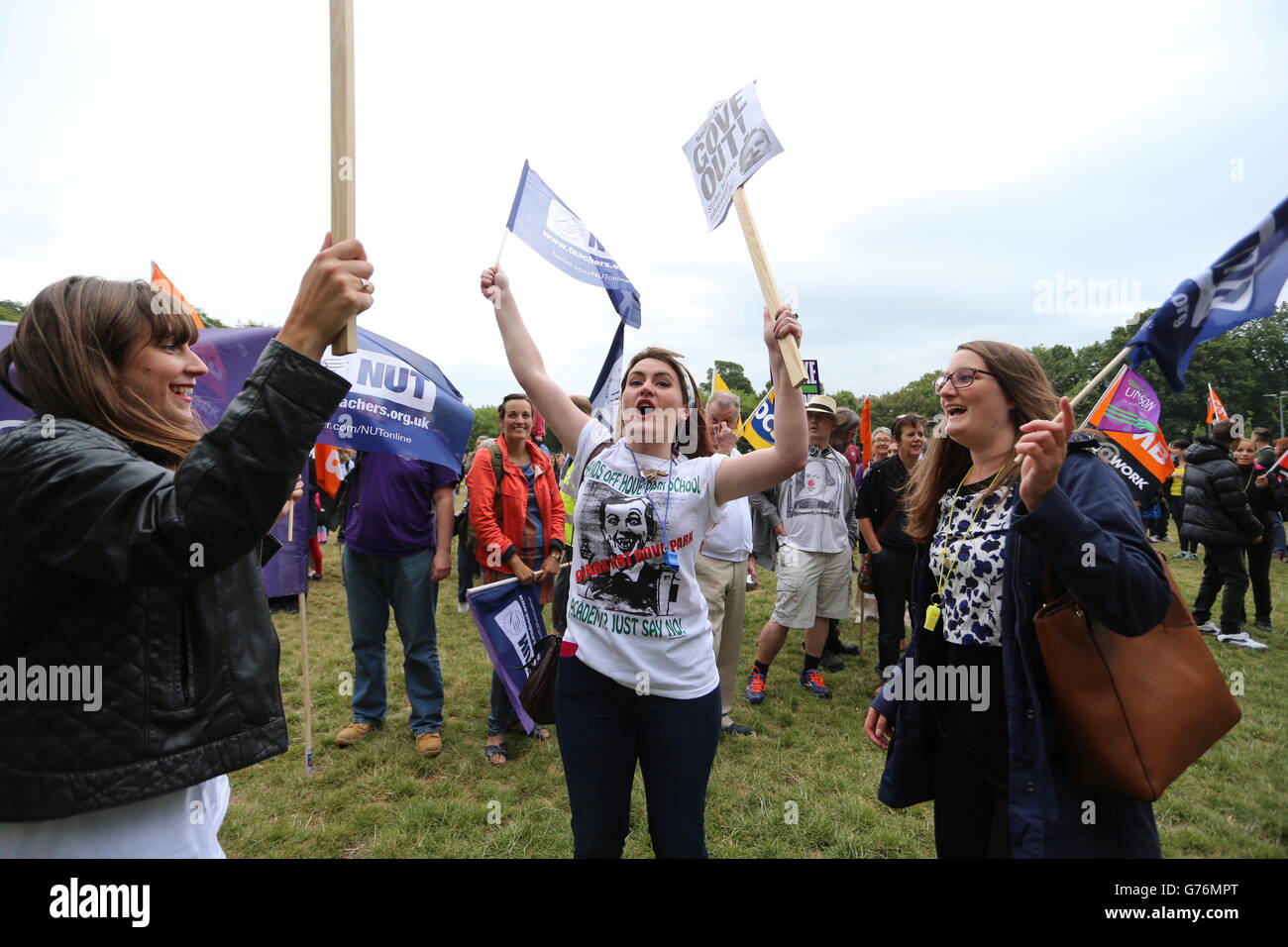 Les travailleurs du secteur public et les membres du SYNDICAT NUT passent par Brighton, puisqu'ils participent à cette journée de travail dans le cadre de conflits amers sur les salaires, les retraites, les emplois et les réductions de dépenses. Banque D'Images