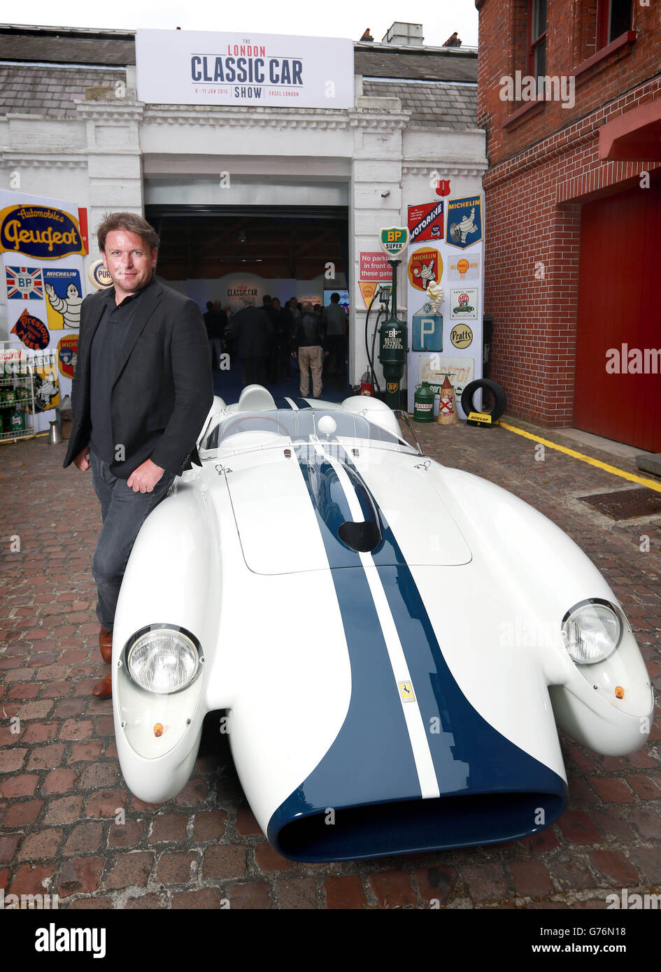James Martin, le chef de la télévision, avec une Ferrari TR250 1957 lors du lancement du premier salon de l'automobile classique de Londres, qui aura lieu à Excel du 8 au 11 janvier 2015, à Kensington, Londres. Banque D'Images