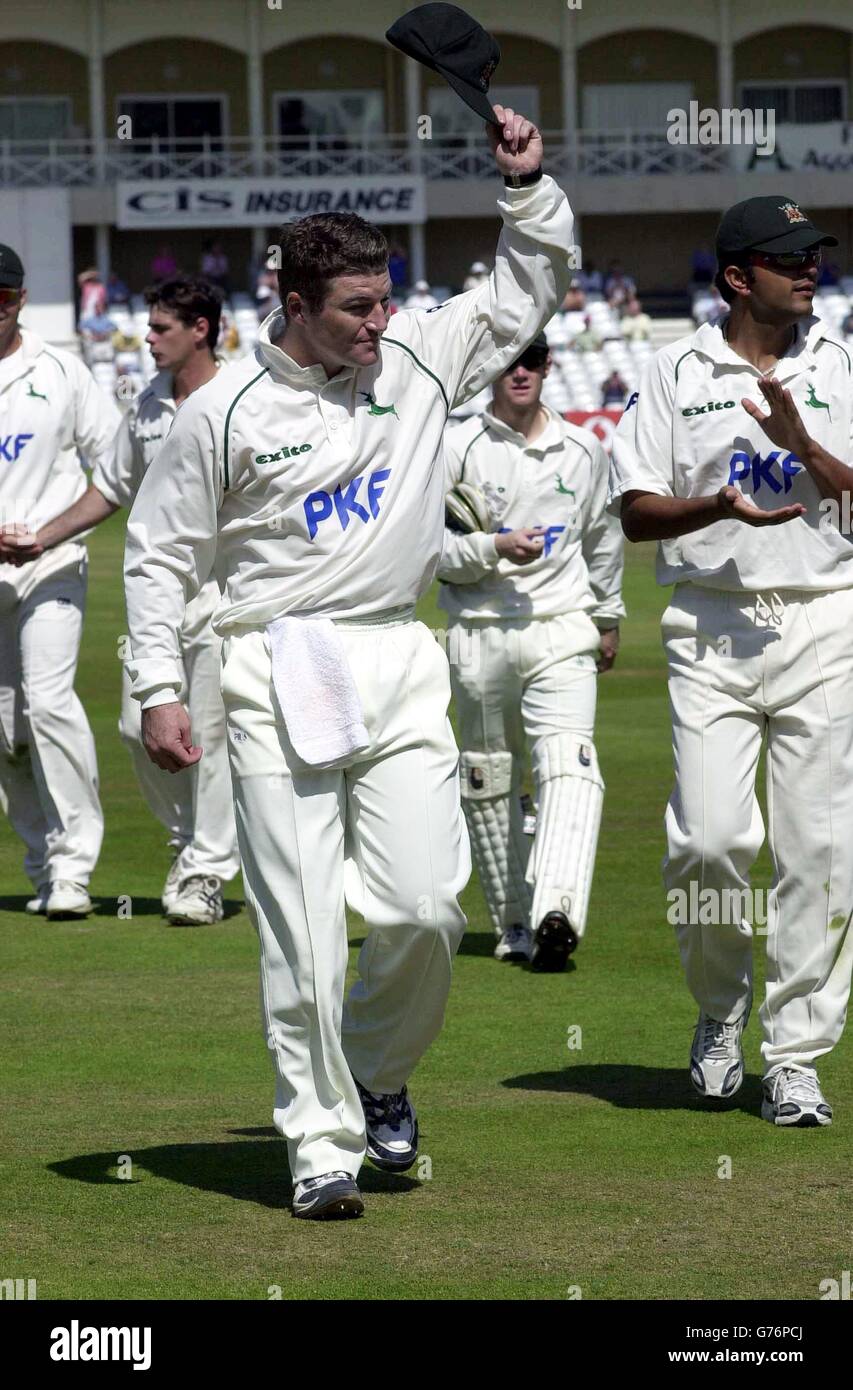 Stuart MacGill, un joueur de jambe australien de Notinghamshire, reconnaît la foule comme un effondrement de Middlesex à 259 tous dans leurs deuxièmes gains pendant la deuxième division, le championnat du comté de Frizzell à Trent Bridge, Nottingham. Stuart McGill, du Nottinghamshire, a remporté 14 bickets dans le match que le tinghamshire a remporté par des gains et 73 courses. Banque D'Images