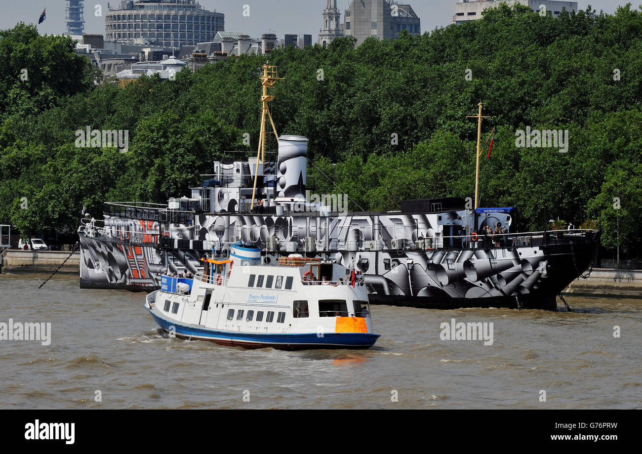 Un bateau de plaisance passe par le navire de guerre de la première