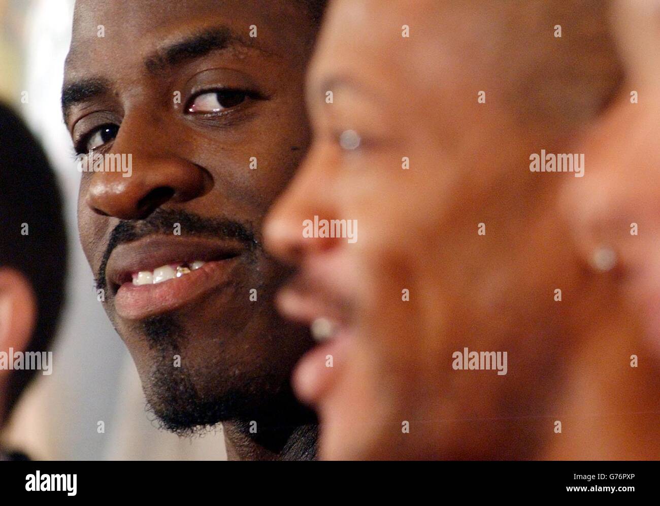 Maurice Greene (à droite), homme de 100 mètres le plus rapide au monde, est regardé par l'actuel champion européen de 100 mètres Dwain Chambers of Britain, alors qu'ils se préparent à la ronde 4 pour se diriger ce vendredi. * la conférence de presse a eu lieu à l'hôtel Crotdon Park pour le concours Norwich Union Grand Prix Athlétisme à Crystal Palace Banque D'Images