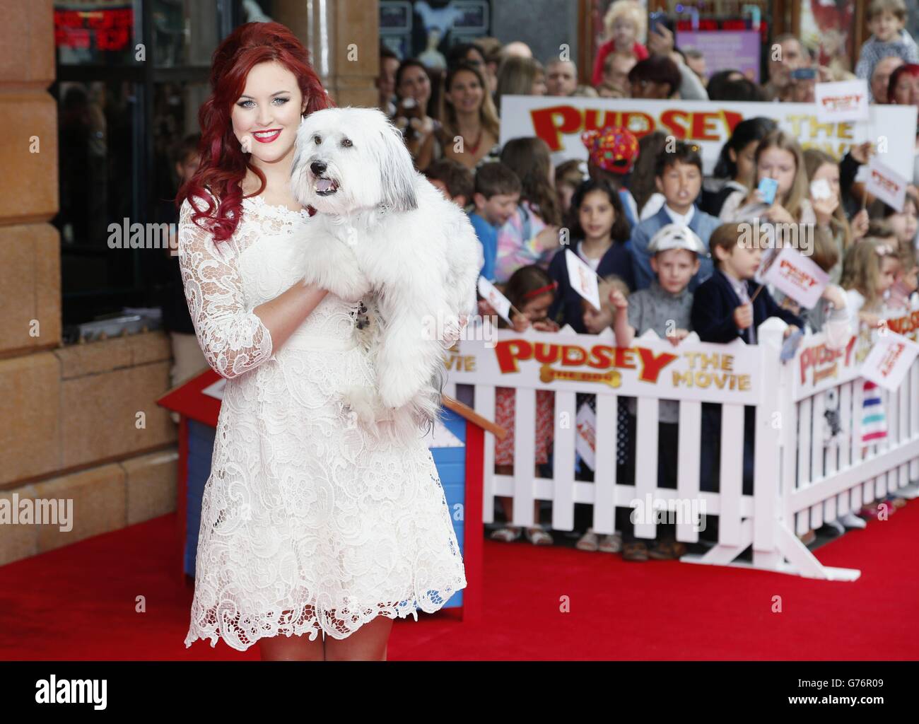 Ashleigh Butler et Pudsey assistent à la première de Pudsey The Dog: The Movie, qui s'est tenue à vue West End, Leicester Square, Londres. Banque D'Images