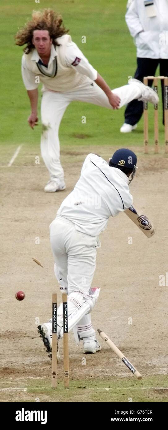 Amjad Khan de Kent est un pur bottom de Ryan dans le Yorkshire (en haut) lors de leur match de championnat du comté de Frizzell, le jeudi 19 septembre 2002, à Headingley, Leeds. Banque D'Images