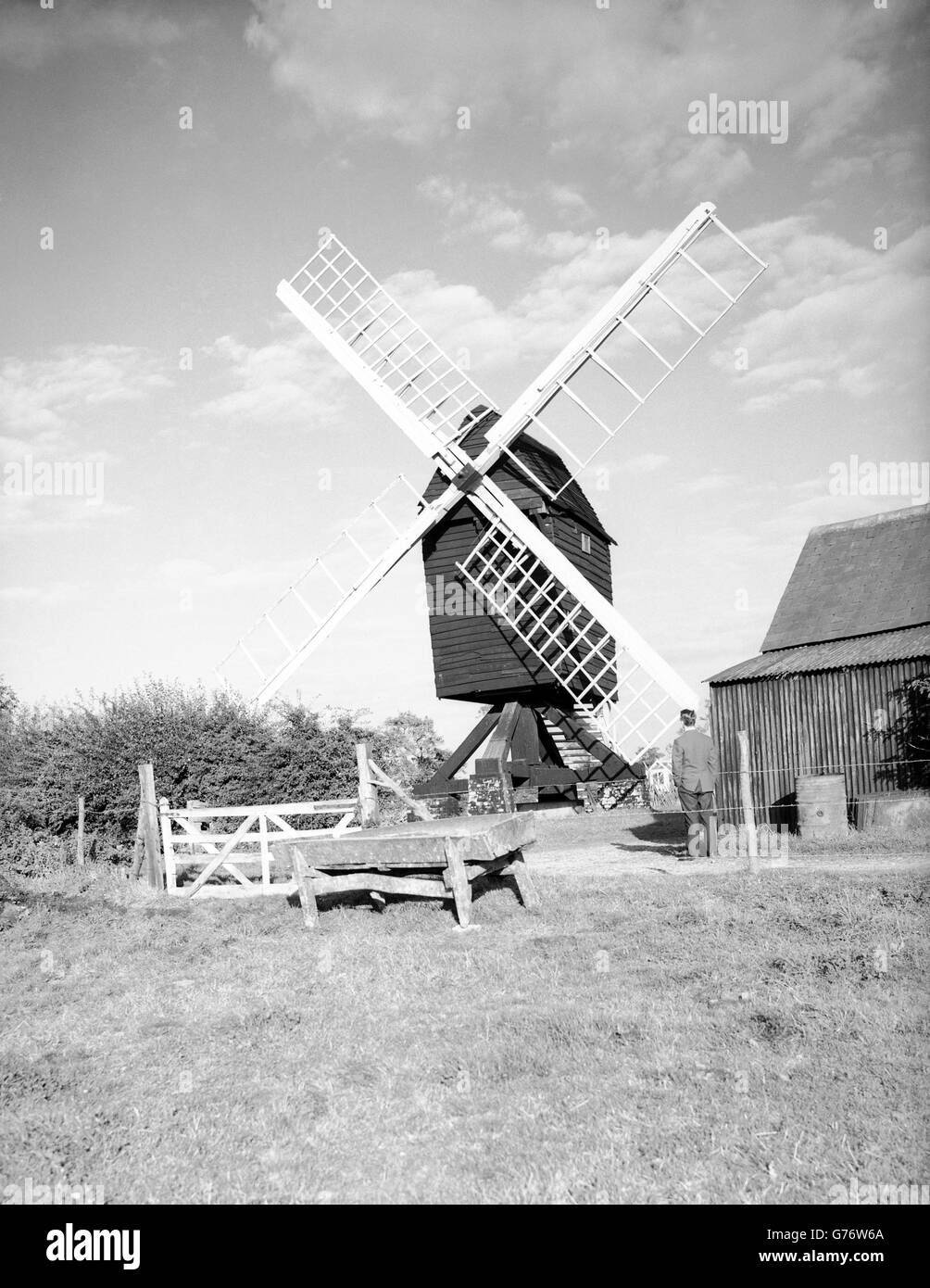 Probablement le plus ancien moulin à vent survivant en Angleterre est ce moulin en bois à Bourn, Cambridgeshire. Il est connu pour avoir été en existence en 1636, et est prévu par le ministère des travaux comme un «ancien monument» pour la préservation. Il est très petit, comme les moulins représentés dans les manuscrits illuminés médiévaux, et a le toit traditionnel droit. Banque D'Images