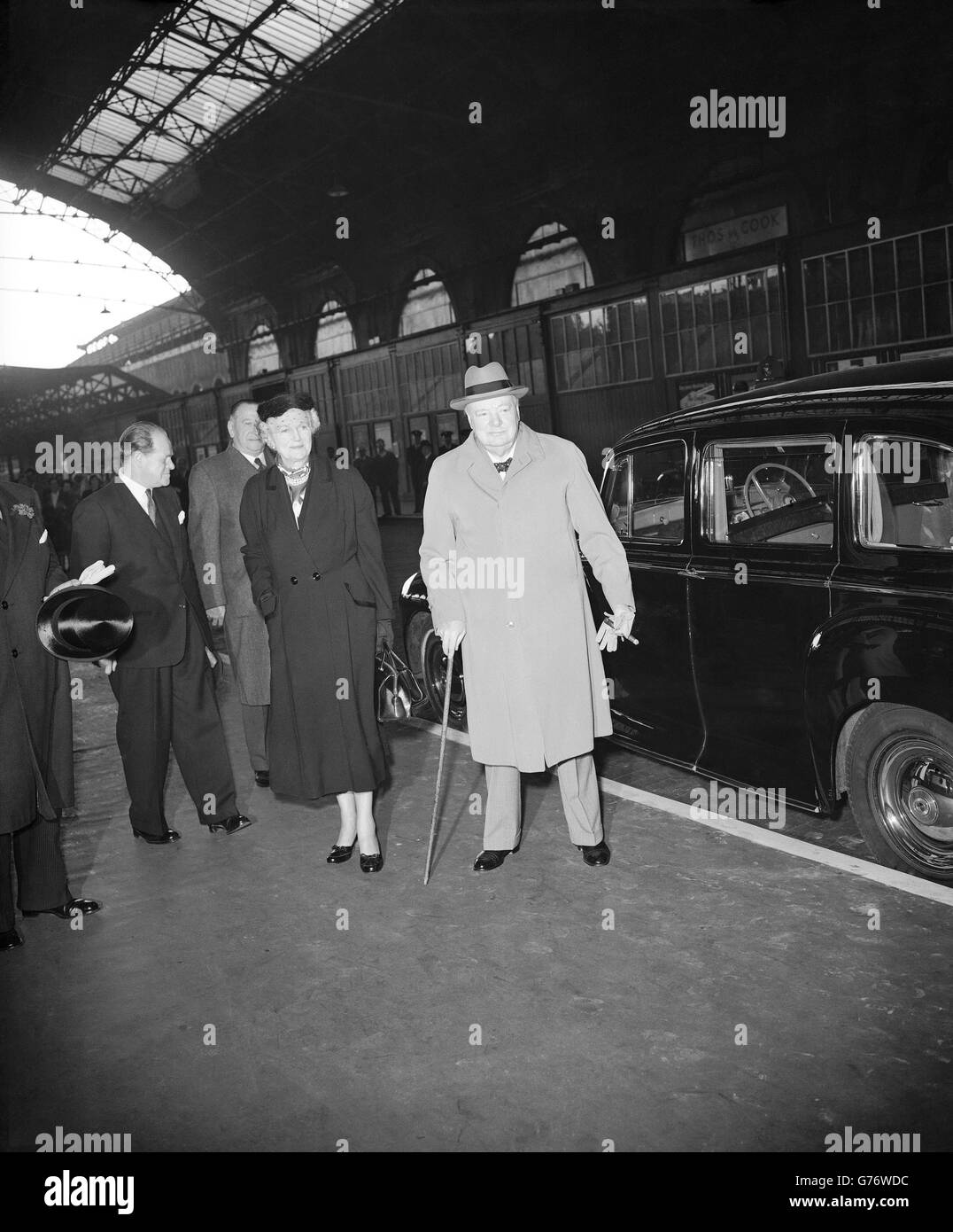 Sir Winston Churchill et Lady Churchill se rendent à la conférence du Parti conservateur à Margate. Kent. Banque D'Images