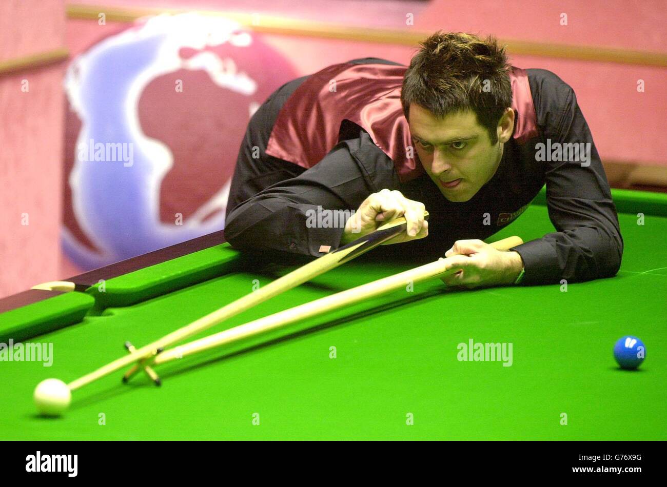 Ronnie O'Sullivan d'Angleterre pendant les quarts de finale des Championnats du monde de snooker de l'ambassade contre Stephen Lee d'Angleterre au Crucible, Sheffield. Banque D'Images