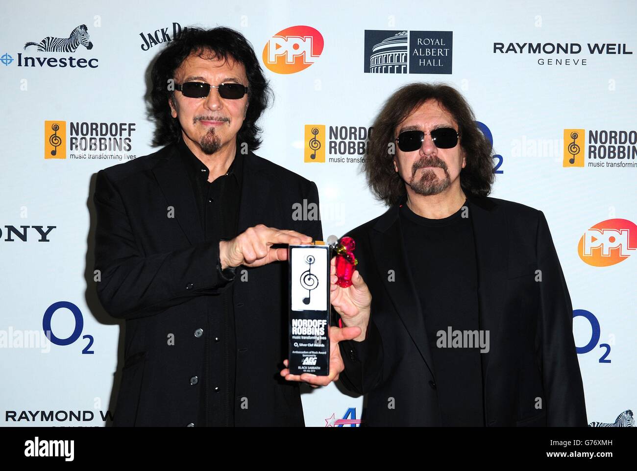 Tony Iommi et Geezer Butler de Black Sabbath avec leurs Ambassadeurs de Rock Award aux prix O2 Silver Clef Awards à l'hôtel Hilton, Londres. Banque D'Images