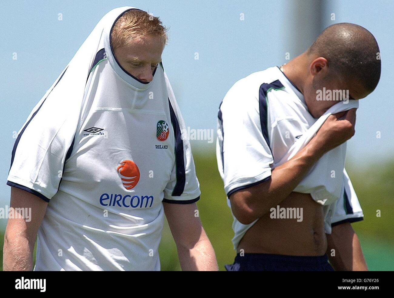 Damien Duff se protège du soleil tandis que Steven Reid essuie la sueur de son visage lors d'une session d'entraînement en République d'Irlande à Saipan, Commonwealth des Mariannes du Nord, en préparation de leur match d'ouverture de la coupe du monde contre le Cameroun le 1er juin. Banque D'Images