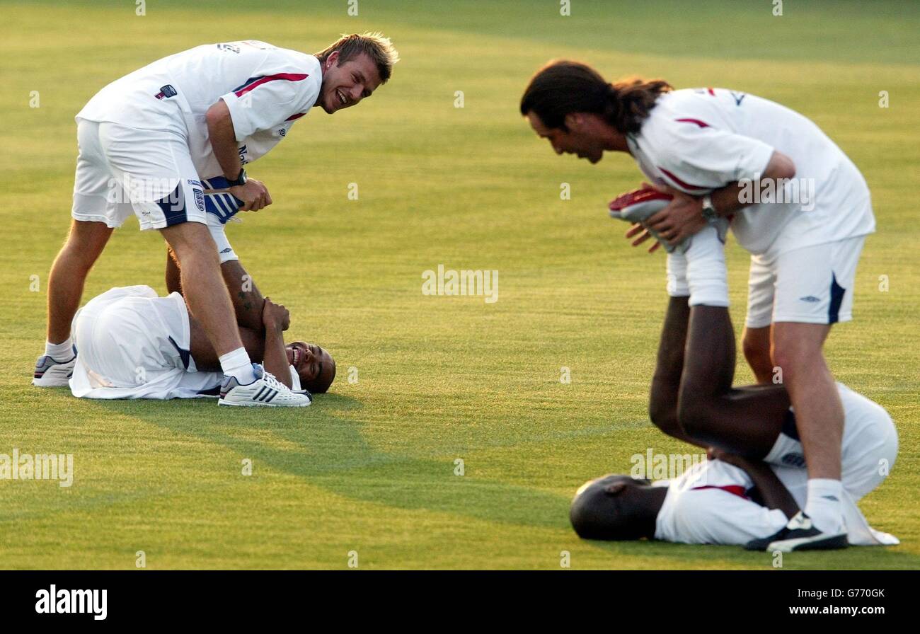 Le capitaine d'Angleterre David Beckham (à gauche) avec d'autres membres de l'équipe s'échauffe à l'entraînement à Awaji, au Japon, après la victoire de son équipe sur le Danemark en 3-0 lors de leur deuxième partie de la coupe du monde. Banque D'Images Le capitaine d'Angleterre David Beckham (à gauche) avec d'autres membres de l'équipe s'échauffe à l'entraînement à Awaji, au Japon, après la victoire de son équipe sur le Danemark en 3-0 lors de leur deuxième partie de la coupe du monde. Banque D'Images