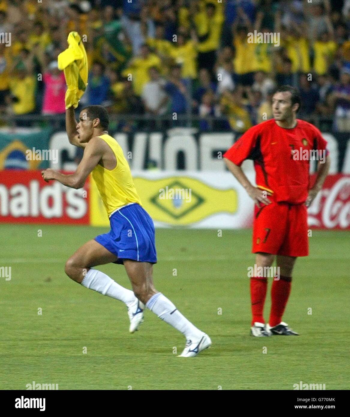 Rivaldo au Brésil (à gauche) célèbre son but contre la Belgique avec l'équipe Ronaldinho, à Kobe, au Japon. Banque D'Images
