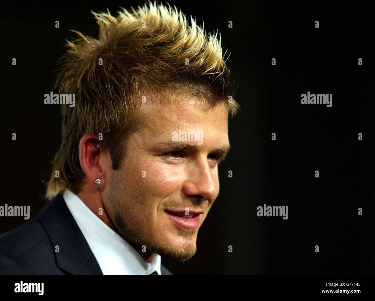 Le capitaine d'Angleterre David Beckham lors d'une conférence de presse avant de quitter l'île d'Awaji après la défaite de l'Angleterre en 2-1 par le Brésil en quarts de finale de la coupe du monde. *24/06/02 David Beckham qui était, nommé le meilleur trendsetter de la célébrité, devant Robbie Williams. L'idole de football, dont la tête rasée, mohican et les coiffures de fin ont inspiré des milliers de looks d'imitation, a été en tête de classement dans un scrutin national. Geri Halliwell ancien bandmate Spice Girl de la femme de Beckham Victoria a été considéré comme le plus grand cavalier de bandwagon dans le sondage par la société de téléphonie mobile One.tel *22/08/02 David Beckham a signé un multi-million Banque D'Images