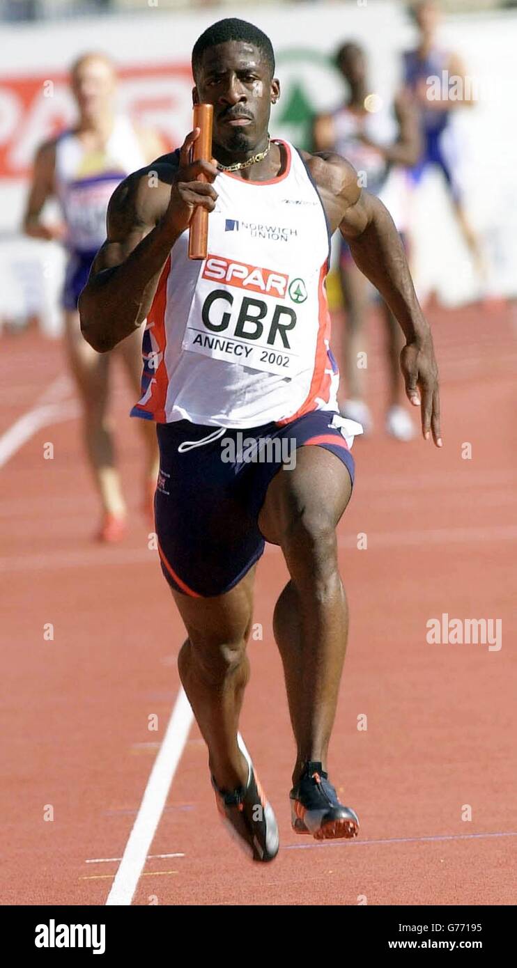 Les Dwain Chambers de Grande-Bretagne propulse son équipe à la victoire lors du relais 4 x 100m Mens lors de la coupe européenne Super League Athletics à Annecy, France. Banque D'Images