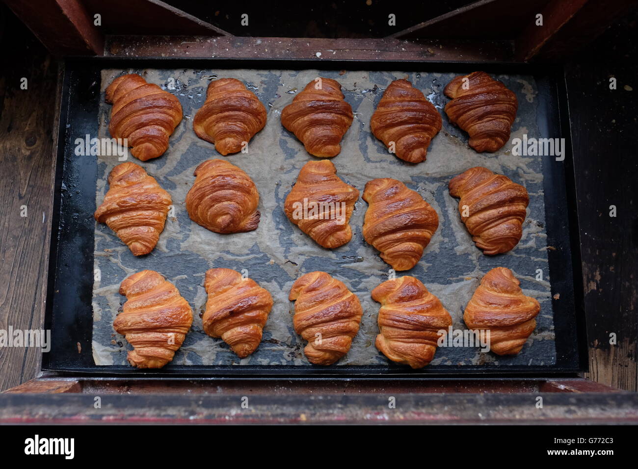 Des croissants frais à l'Sugardough Cafe and Bakery, Hove East Sussex. Banque D'Images