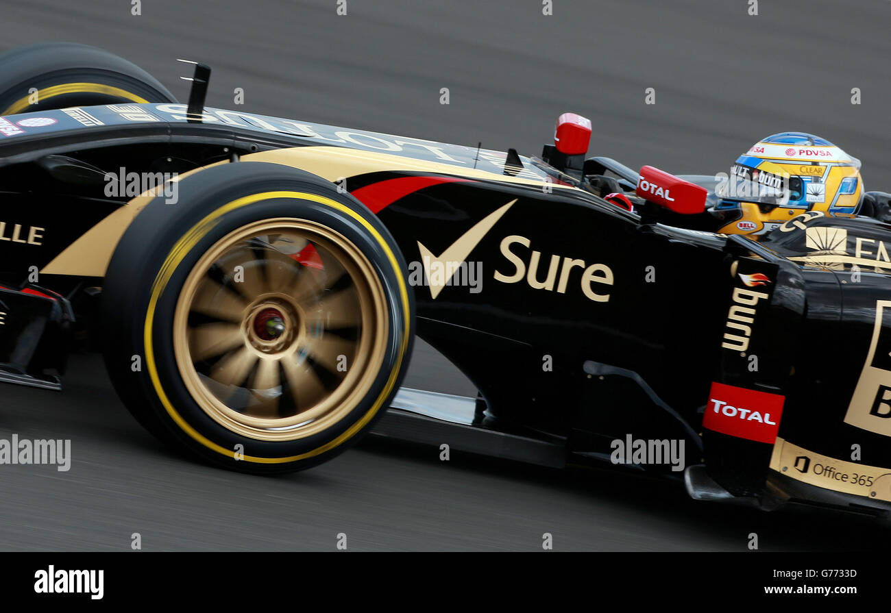 Charles Pic, de Lotus, teste les nouveaux pneus Pirelli lors des essais de mi-saison sur le circuit de Silverstone, à Towcester. Banque D'Images