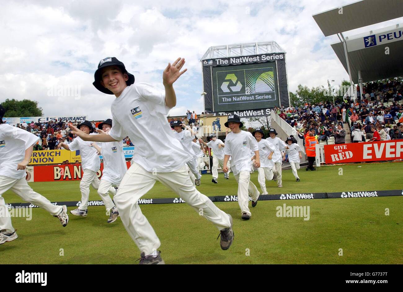 Les enfants des clubs de cricket de Henlow, Hagley et Ciolwall divertissent des spectateurs pendant l'intervalle du match de la série triangulaire NatWest entre l'Inde et le Sri Lanka à Edgbaston, Birmingham.Les enfants ont remporté le concours de publipostage du NatWest Club pour se présenter à l'événement One Day. Banque D'Images