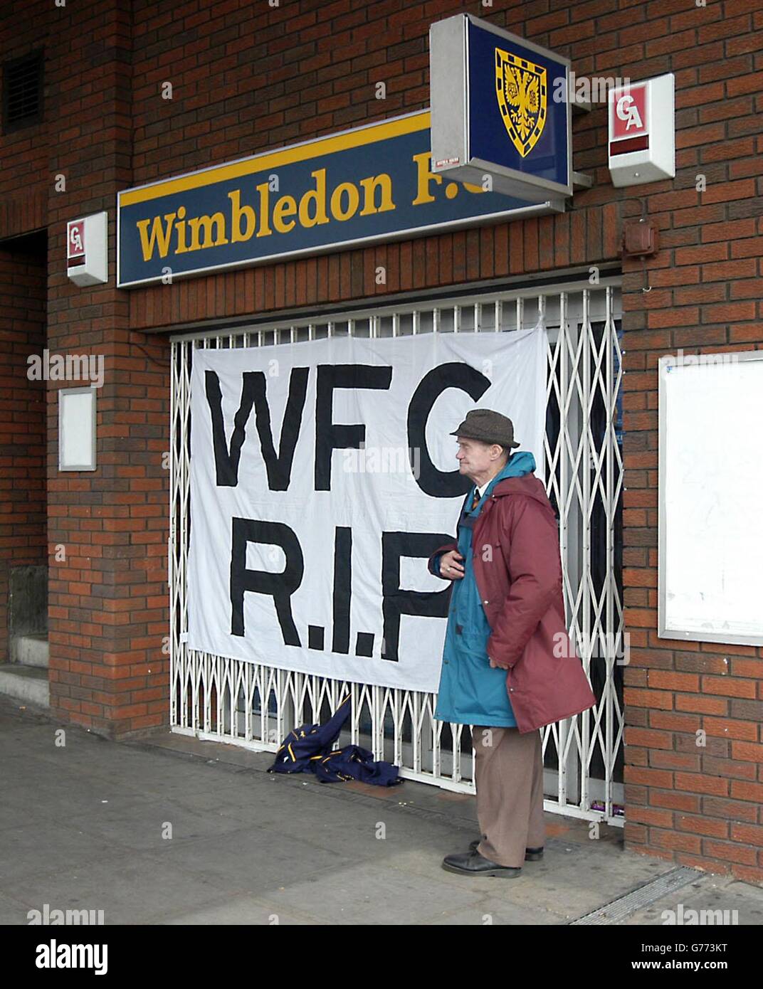 La scène en dehors du club de football de Wimbledon à Selhurst Park protestant contre la proposition de relocalisation du club à Milton Keynes.Wimbledon a soumis une demande de planification pour construire un stade temporaire à Milton Keynes et espère déménager d'ici la fin de 2002.*...Les dons vont démarrer leur saison à Selhurst Park, dans le sud de Londres, contre Gillingham. Banque D'Images