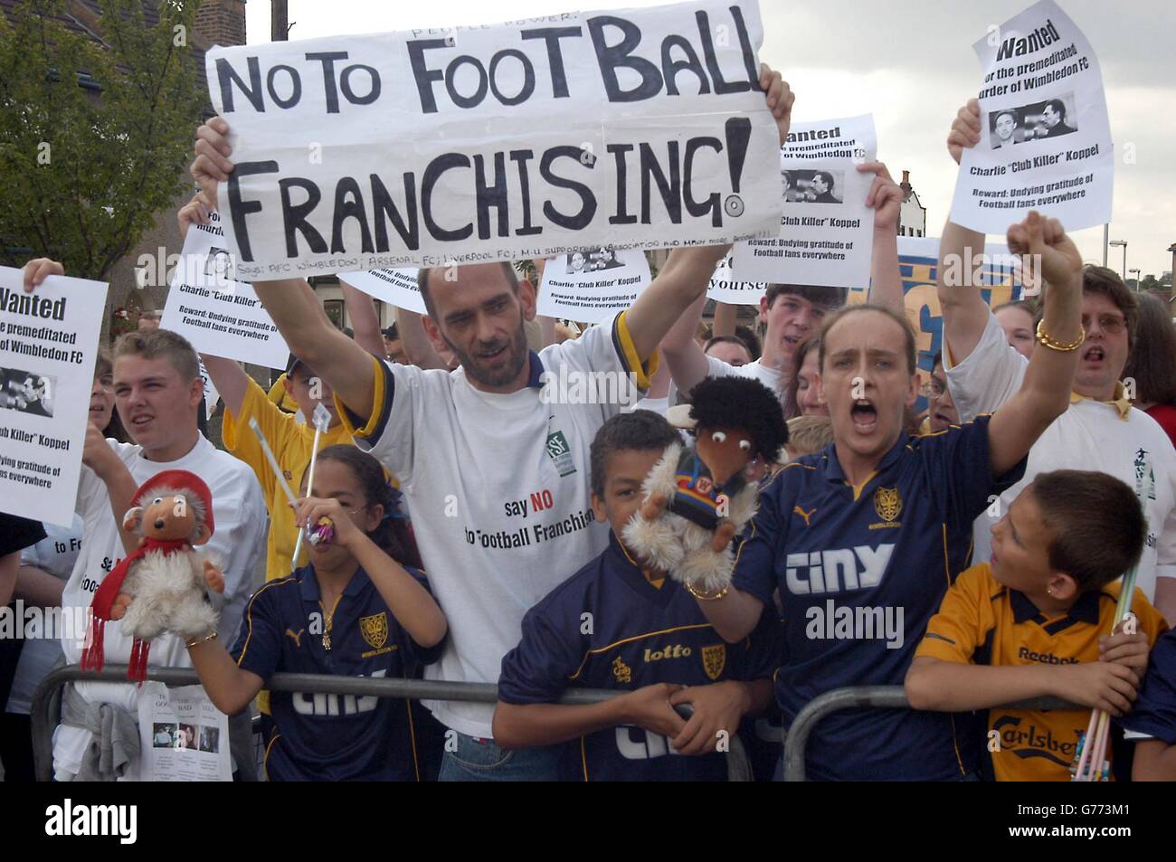 Les fans de Wimbledon protestent à Selhurst Park contre la proposition de relocalisation des clubs à Milton Keynes. Wimbledon a soumis une demande de planification pour construire un stade temporaire à Milton Keynes et espère y aller d'ici la fin de 2002. *... Les dons vont démarrer leur saison à Selhurst Park, dans le sud de Londres, contre Gillingham. Banque D'Images