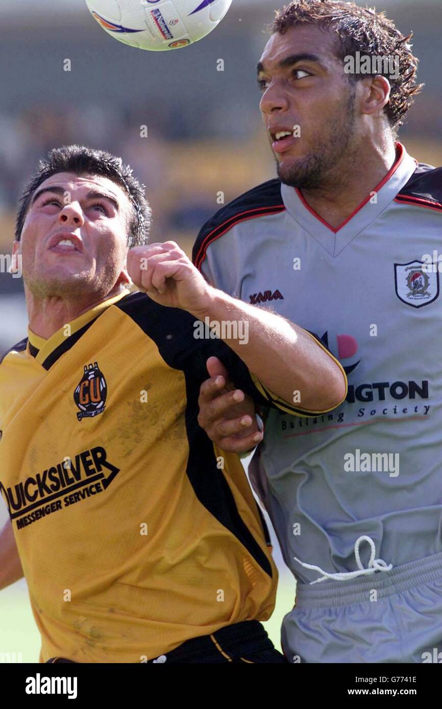 Shane Tudor de Cambridge (à gauche) lutte pour la possession contre Ashley Nicholls de Darlington lors du match de la division nationale trois entre Cambridge United et Darlington à Abbey Stadium, Cambridge. PAS D'UTILISATION DU SITE WEB DU CLUB OFFICIEUX. Banque D'Images