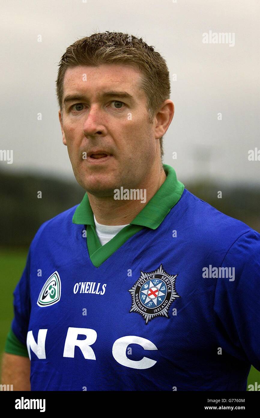 L'inspecteur Damien Tucker de la PSNI (Service de police d'Irlande du Nord), l'entraîneur de la première session de formation de la nouvelle équipe de police GAA à Belfast l'équipe composée de catholiques et de protestants y jouera le premier match contre la police irlandaise dans un avenir proche. Banque D'Images