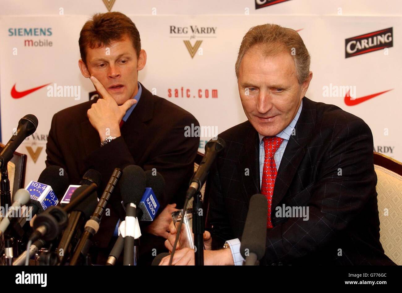 Howard Wilkinson (à droite) comme il a été dévoilé comme nouveau directeur de Sunderland avec son assistant Steve Cotterill au stade de Light, Sunderland. Banque D'Images