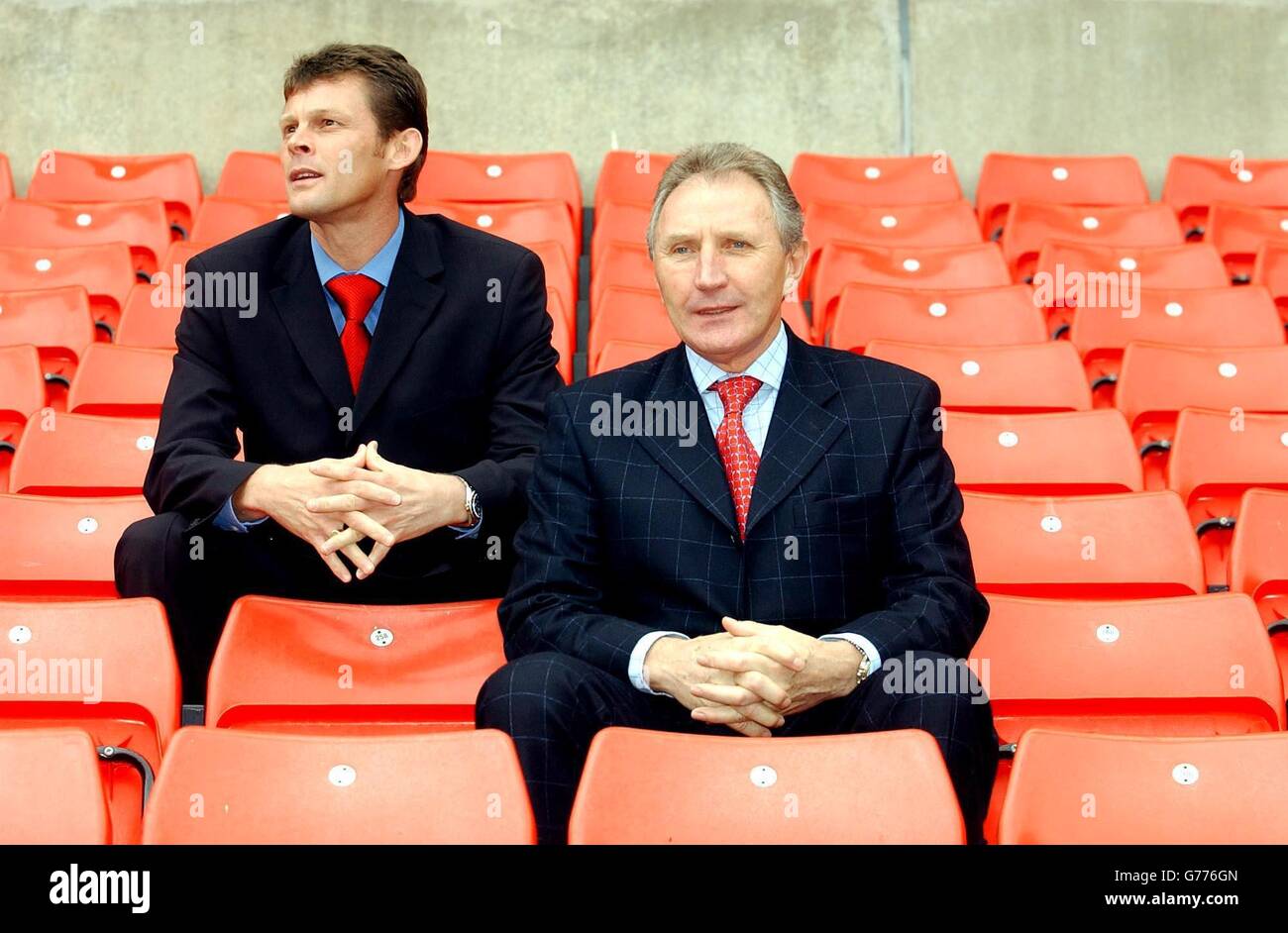 Howard Wilkinson (à droite) comme il a été dévoilé comme nouveau directeur de Sunderland avec son assistant Steve Cotterill au stade de Light, Sunderland. Banque D'Images