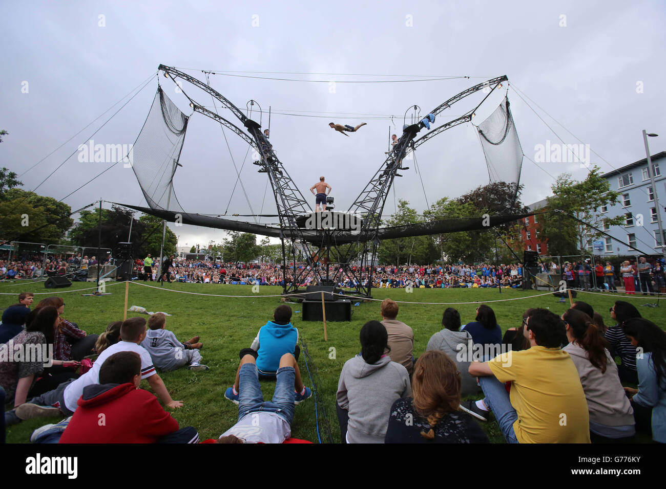 La foule regarde le spectacle acrobatique en plein air, HALLALLI, qui fait partie du Festival international des arts de Galway, sur la place Eyre, ce soir. Banque D'Images