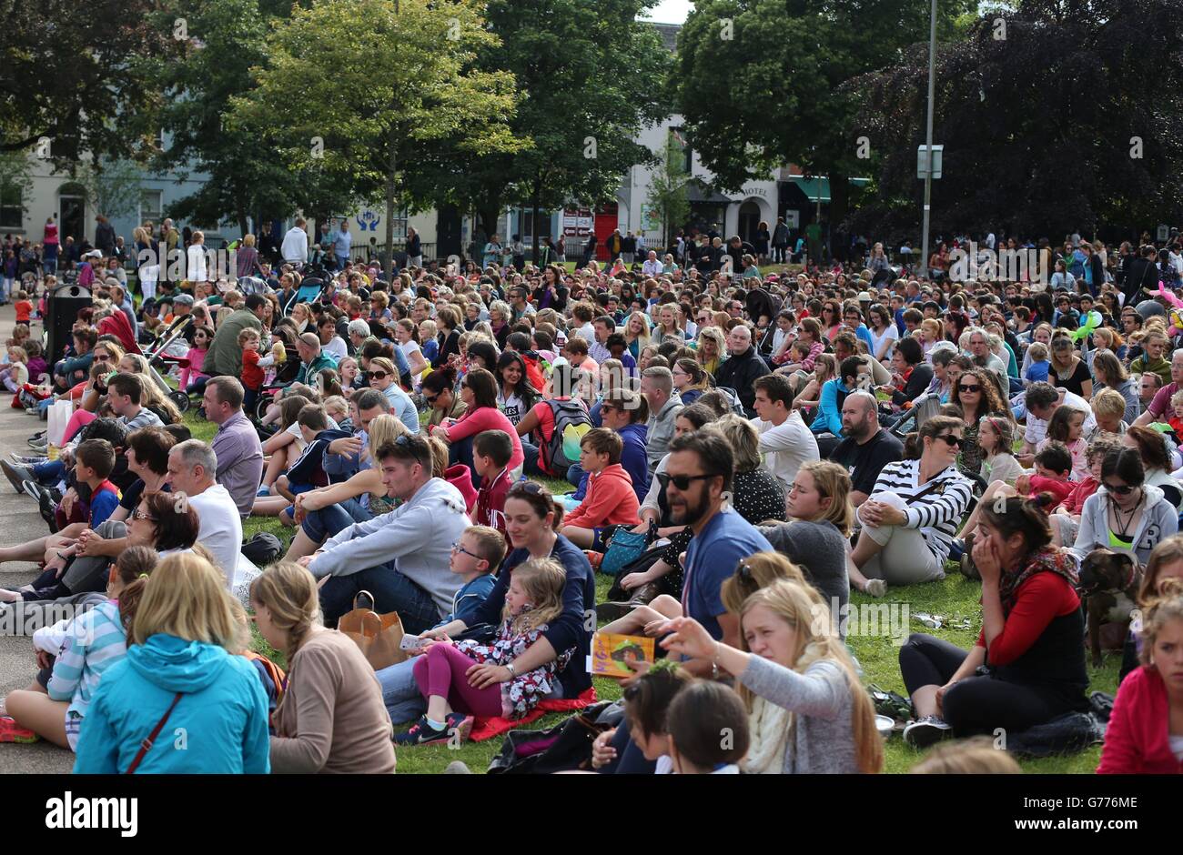 La foule regarde le spectacle acrobatique en plein air, HALLALLI, qui fait partie du Festival international des arts de Galway, sur la place Eyre, ce soir. Banque D'Images