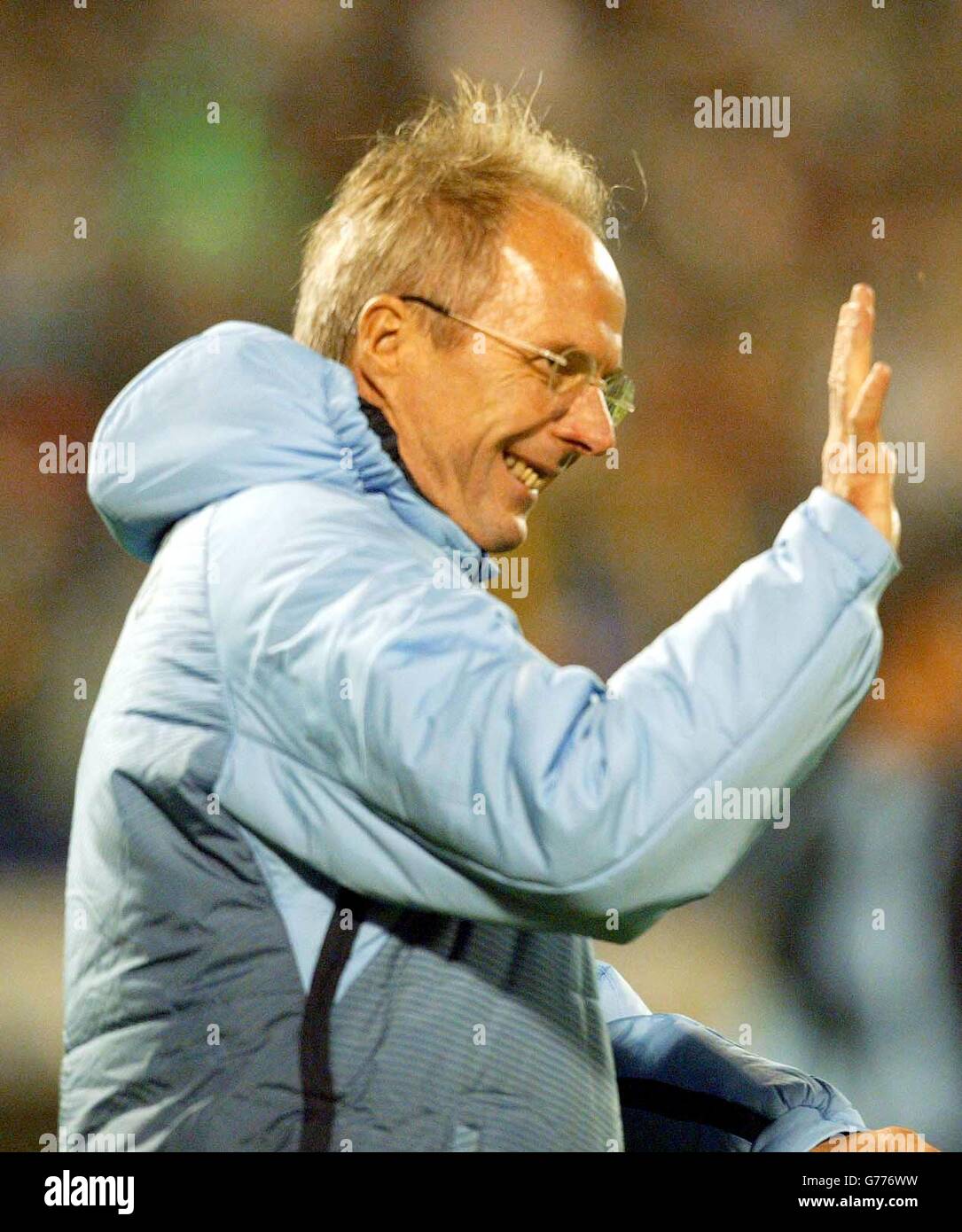 Sven Goran-Eriksson, le directeur de l'Angleterre, est dans l'esprit avant son match du groupe de qualification du Championnat d'Europe 7 contre la Slovaquie au stade Tehele Pole de Bratislava, en Slovaquie. Banque D'Images