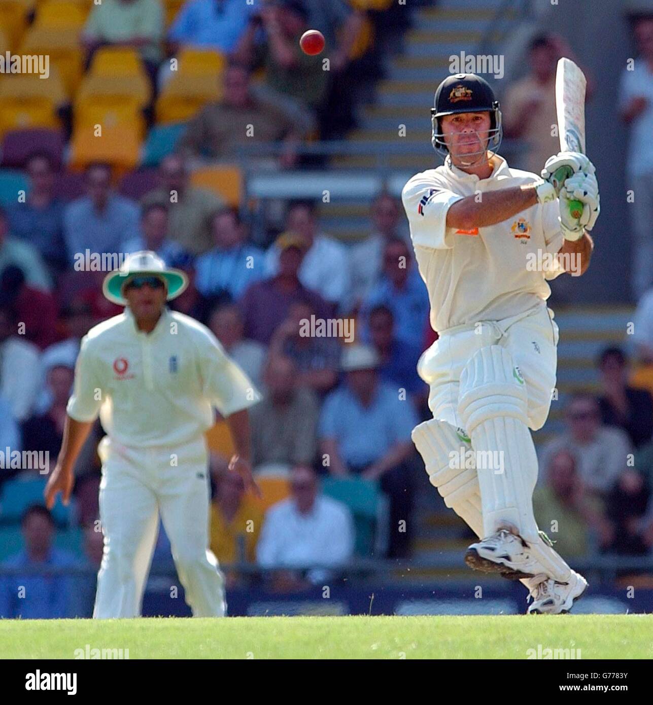 - PAS D'UTILISATION COMMERCIALE: Le batteur australien Ricky Ponting accroche le ballon pour 4 courses, sous la surveillance de Mark Butcher, en Angleterre, lors du premier test au terrain de cricket de Gabba, Brisbane, Australie. Banque D'Images