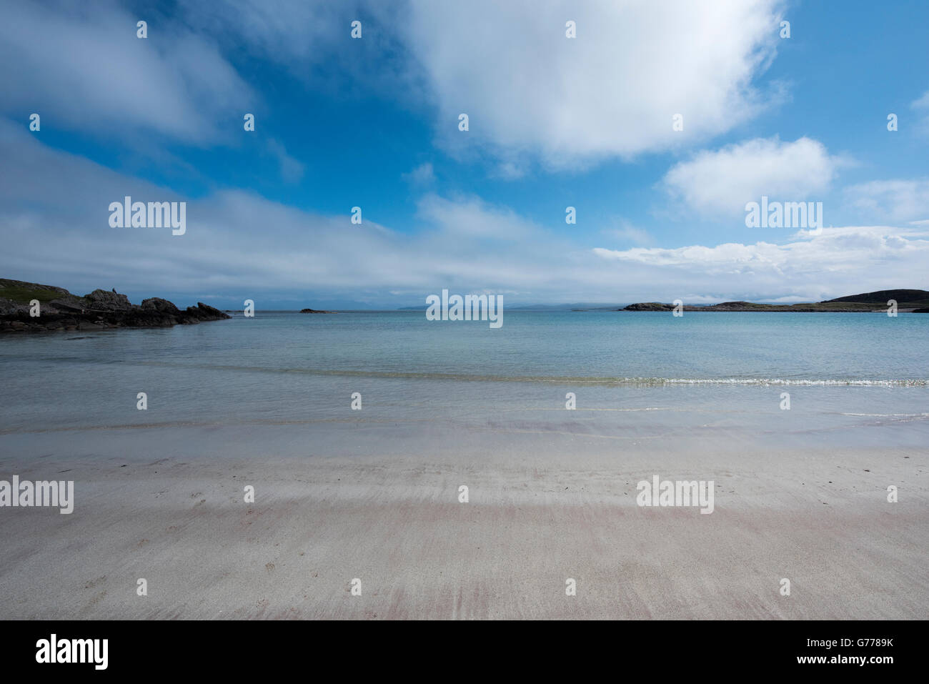 Clair comme de l'eau de mer de l'Atlantique sable white shell lavage à Mellon Udrigle en Écosse. Banque D'Images