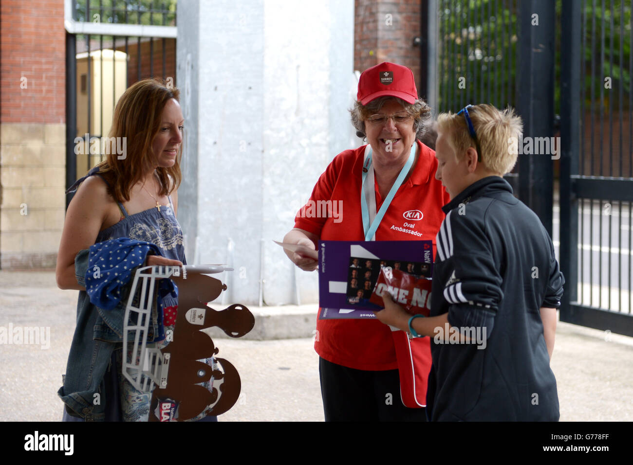 Les ambassadeurs de Kia Oval aident les fans à trouver leur chemin autour du masse Banque D'Images