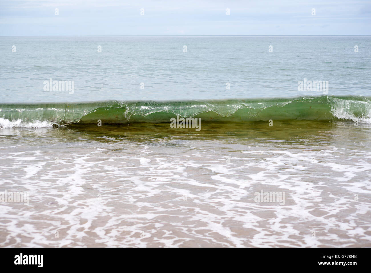 Clean Green vagues se brisant sur la plage, dans le comté de Kerry ballybunion Irlande Banque D'Images