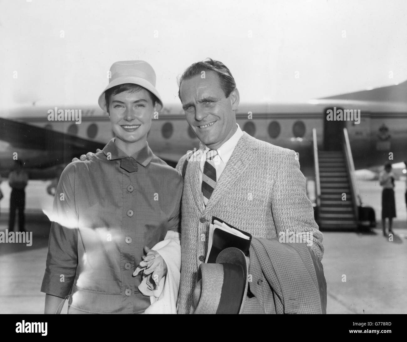 Le comédien Dickie Henderson et sa femme texane Dixie, à l'aéroport de Londres, sont à destination de vacances dans le sud de la France. Dickie vient de terminer 18 mois en tant que star des Follies au Prince of Wales Theatre de Londres. *CONTACT UNIQUEMENT Banque D'Images