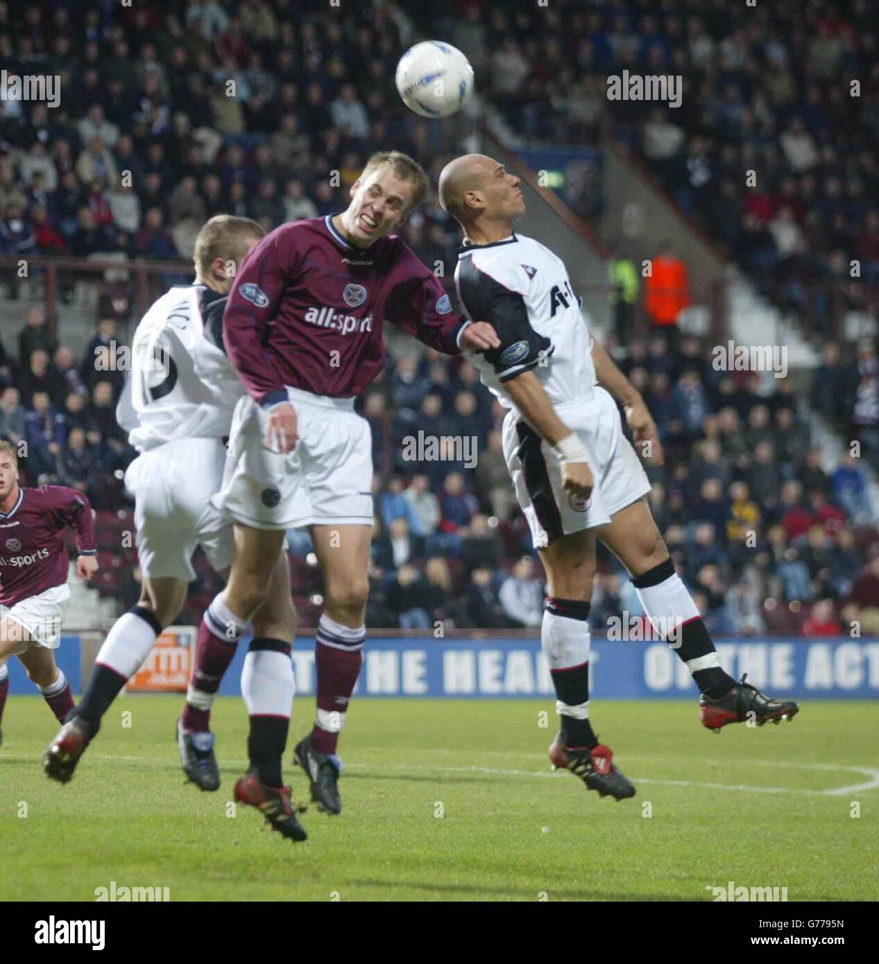 Kevin McKenna de Hearts et Roberto Bisconti d'Aberdeen se disputent une balle de haut, lors de leur match de la Bank of Scotland Scottish Premier League au parc Tynecastle de Hearts à Édimbourg. Banque D'Images