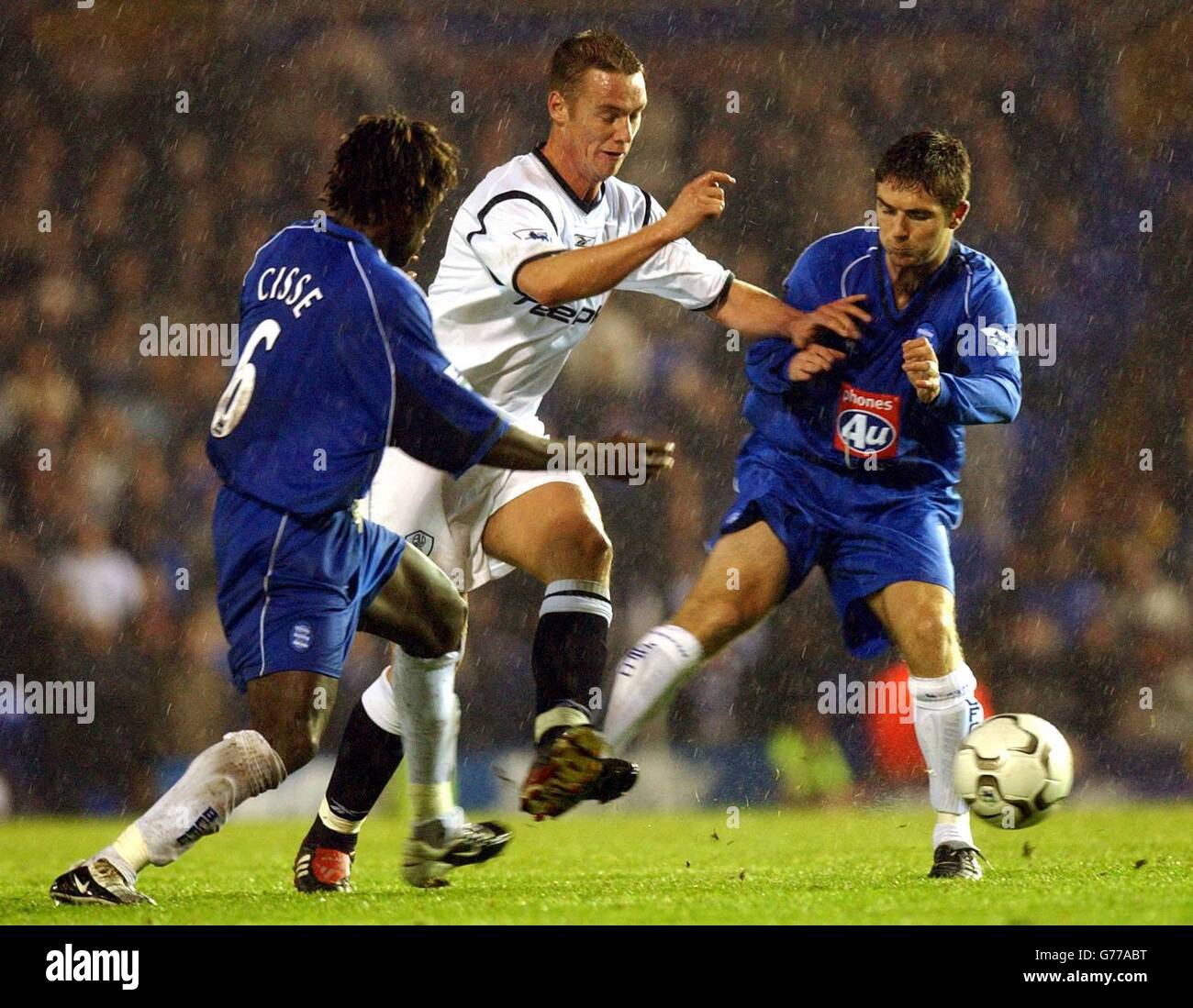 Aliou Cisse (L) de Birmingham et Bryan Hughes et Kevin Nolan de Bolton lors du match de First ership de FA Barclaycard à St Andrews, Birmingham. Banque D'Images